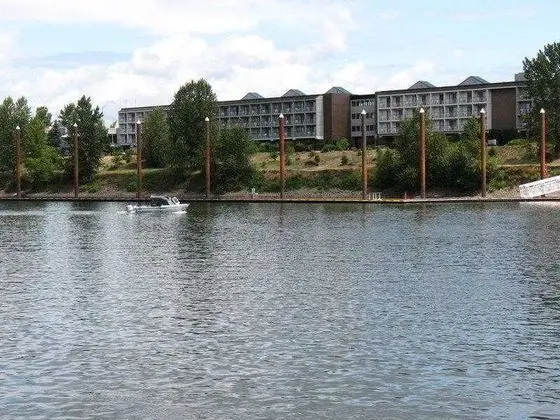 Best Western Plus Rivershore Hotel