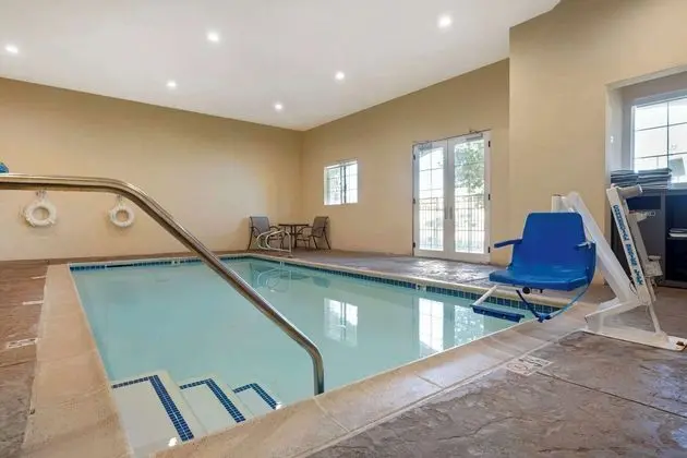 Best Western Plus Temecula Wine Country Hotel - Havuz