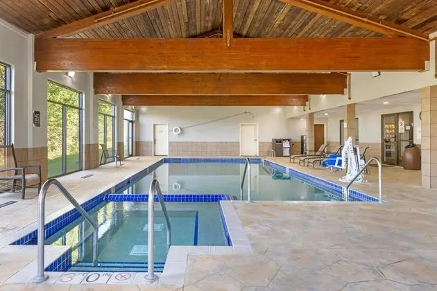 Best Western Plus Trail Lodge Hotel & Suites - Havuz