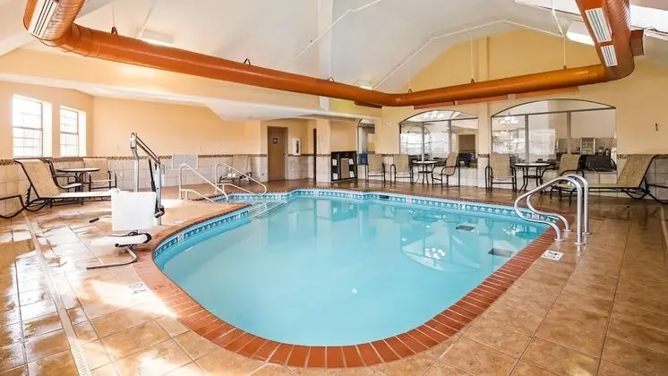 Best Western Plus Tulsa Inn & Suites - Havuz