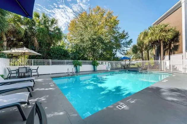 Best Western Plus Universal Inn - Havuz