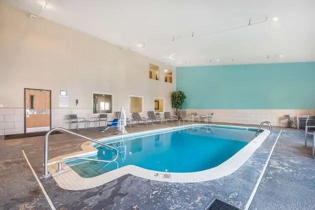Best Western Plus University Park Inn & Suites - Havuz