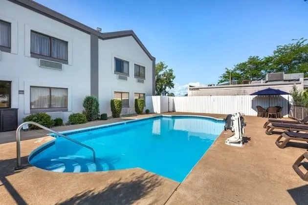 Best Western Port Clinton - Havuz