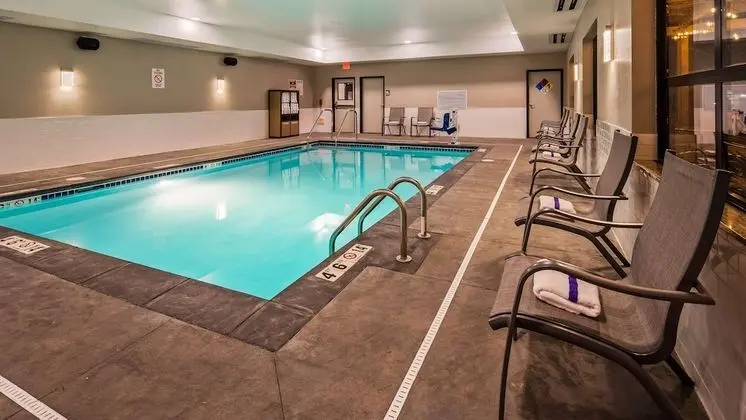 Best Western Premier Ankeny Hotel - Havuz