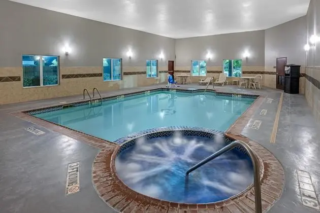 Best Western South Plains Inn & Suites - Havuz