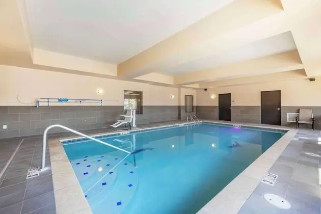 Best Western Tupelo Inn & Suites - Havuz