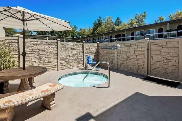Best Western University Lodge - Havuz