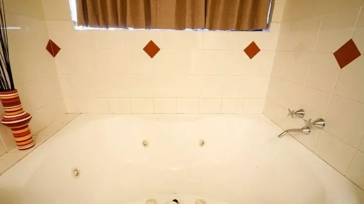 BEST WESTERN Warby Lodge Motor Inn