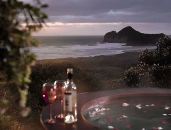 Bethells Beach Cottages - Havuz