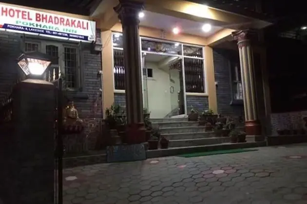 Hotel Bhadrakali Pokhara Inn - Dış Mekan