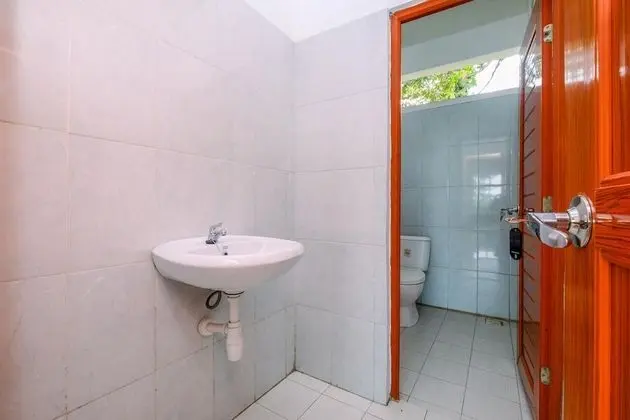 Big And Comfy Studio At Graha Wishnu Guest House - Banyo Tipleri