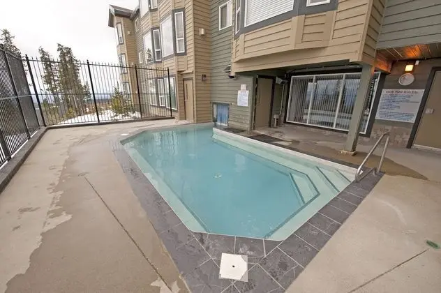 Big White Condos by Big White Accomm. - Havuz