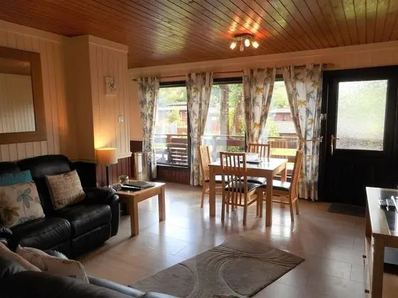 Birch Lodge 13 with Hot Tub - Oda Düzeni