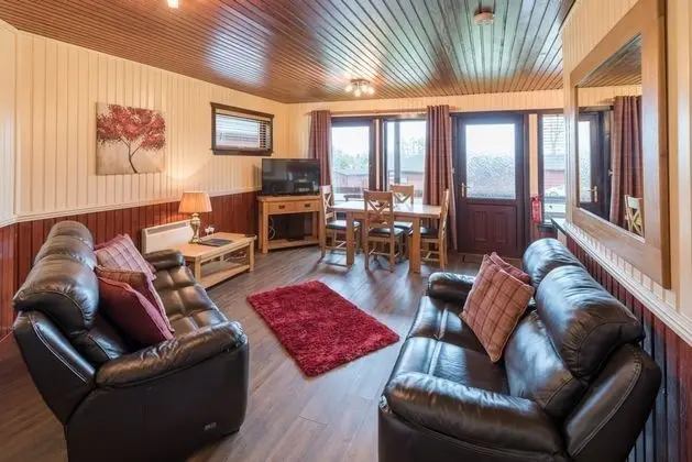 Birch Lodge 19 with Hot Tub - Oda Düzeni