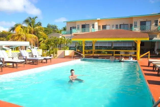 Bird Rock Beach Hotel - Havuz