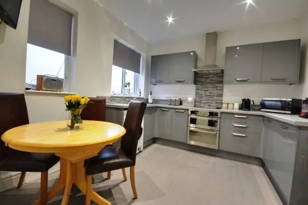 Birkdale Southport Boutique Apartment Sleeps 5 - Mutfak