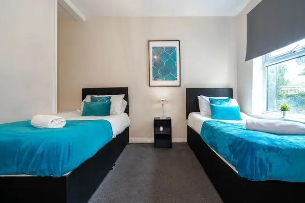 Birmingham Townhouse With Garden and Parking