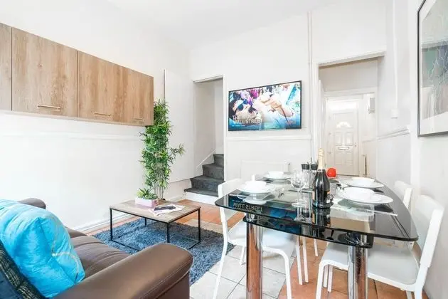 Birmingham Townhouse With Garden and Parking - Dış Mekan