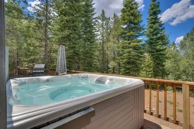 Black Bear by Avantstay Spacious Viking Lodge in Tahoe Donner w/ Game Room & Hot Tub!