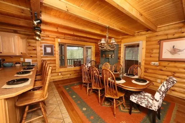 Black Bear Hideaway - Five Bedroom Cabin - Mutfak
