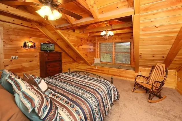 Black Bear Hideaway - Five Bedroom Cabin - Oda