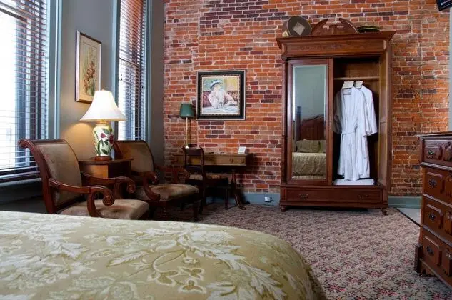 The Black Hawk Hotel - Oda