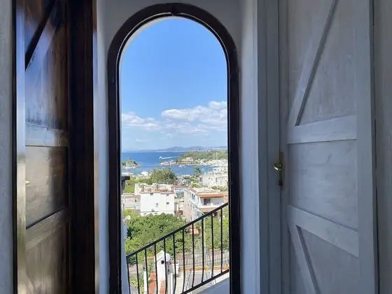 Black Market Hotel - Öne Çıkan Resim