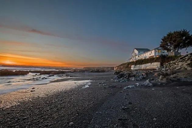Black Sands Inn