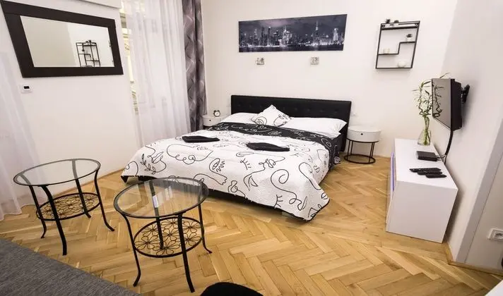 Black & White Apartment by Wenceslas Sq. - Öne Çıkan Resim
