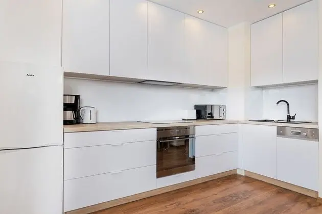 Black&white Apartments by Renters - Mutfak