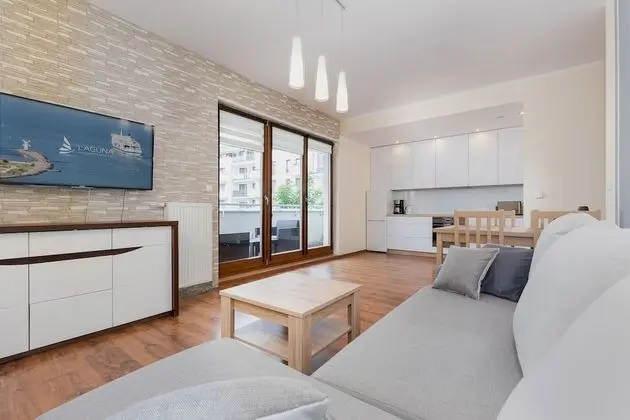 Black&white Apartments by Renters - Öne Çıkan Resim