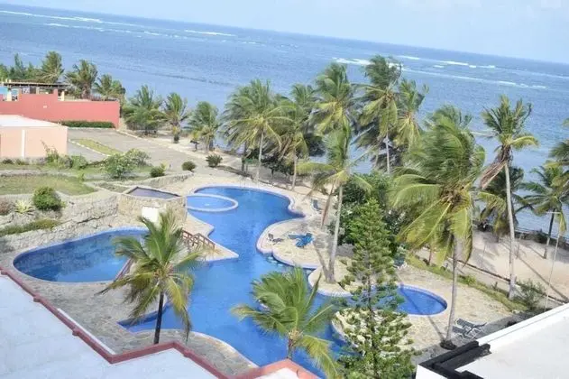 Blissful Beach Apartment - Havuz
