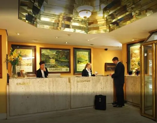 Blooms Hotel - Lobi