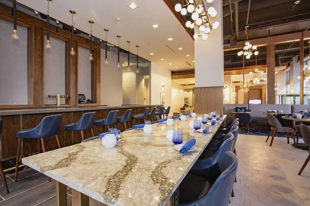 BLU-Tique, Akron, a Tribute Portfolio Hotel - Yerinde Yemek