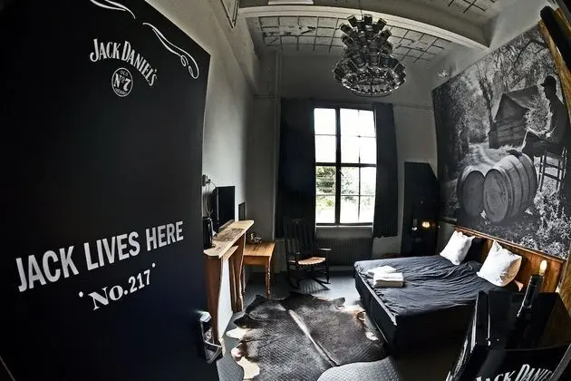 Blue Collar Hotel - Öne Çıkan Resim