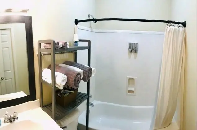 The Blue Door Bungalow - Ideal for a Group of 7 - Banyo Tipleri