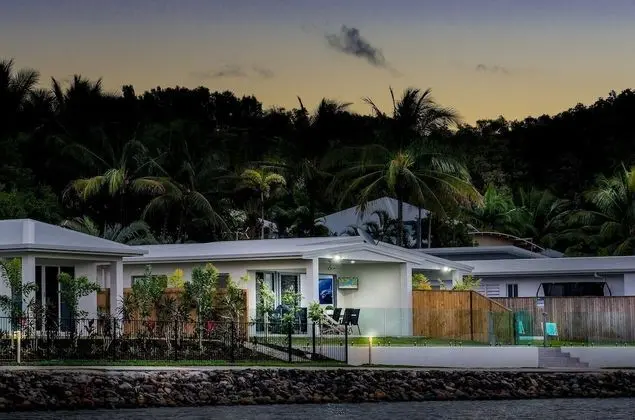 Blue Lagoon Villa B in Trinity Beach