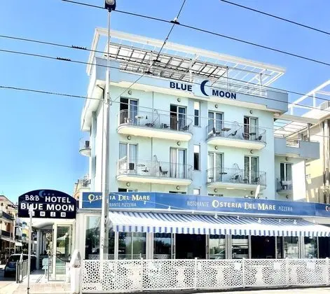 HOTEL BLUE MOON