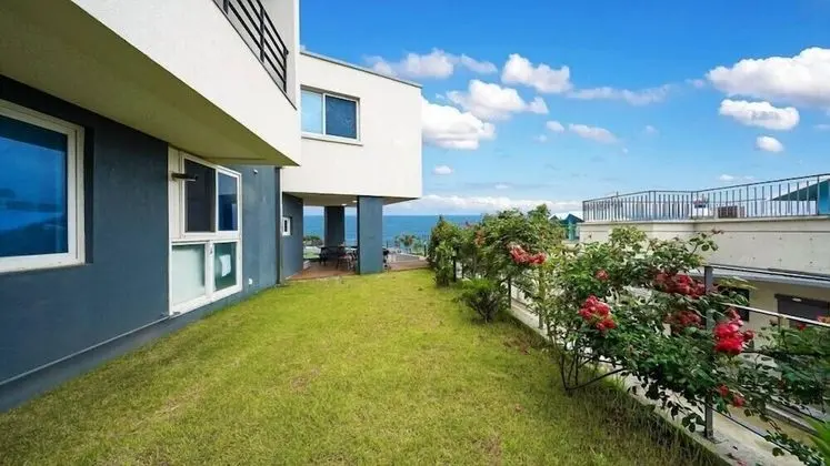 Blue Road Town Pension (Bada-dong)