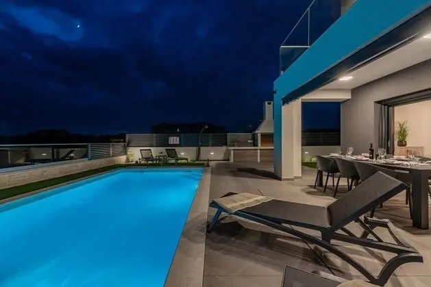 Villa Blue Sky Turanj Next to the sea Private Pool Barbecue Jacuzzi Rooftop Terrace www Zadarvillas - Oda