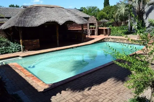 Blue Sparrow Guest House - Havuz