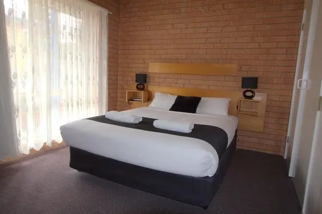 Blue Whale Motor Inn & Apartments