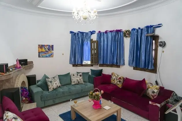 Blue And White House - Lobi