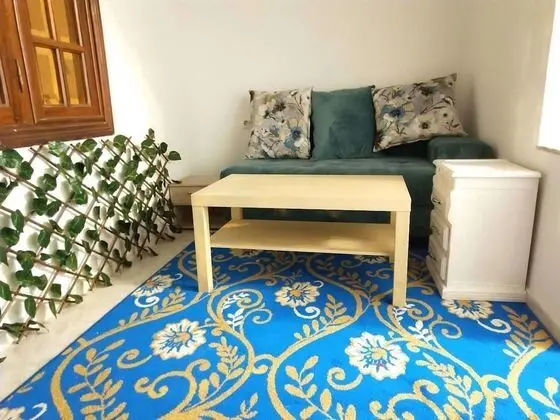 Blue And White House - Oda