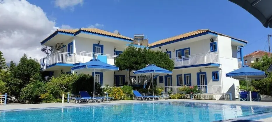 Blue White Hotel Studios & Apartments