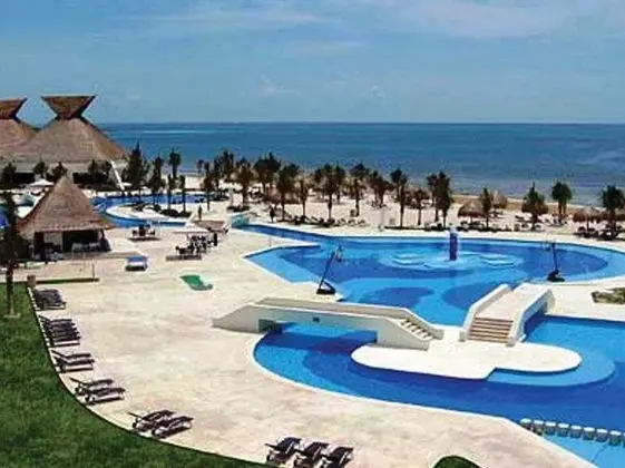 BlueBay Grand Esmeralda - Havuz