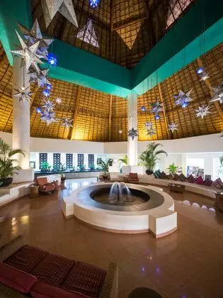 BlueBay Grand Esmeralda - Lobi