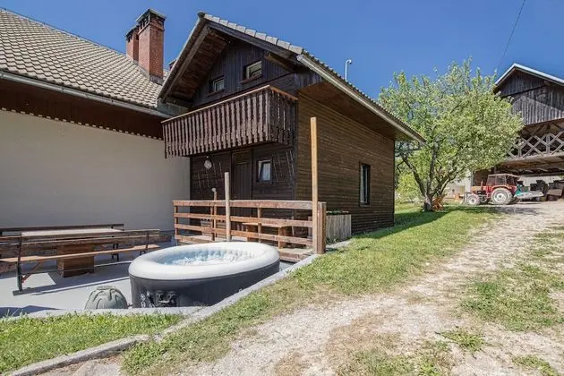 The Blueberry Lodge With Whirlpool