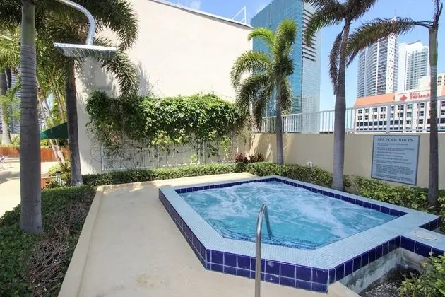 Bluebird Suites in Brickell - Havuz