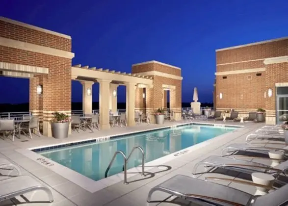Bluebird Suites in Crystal City - Havuz